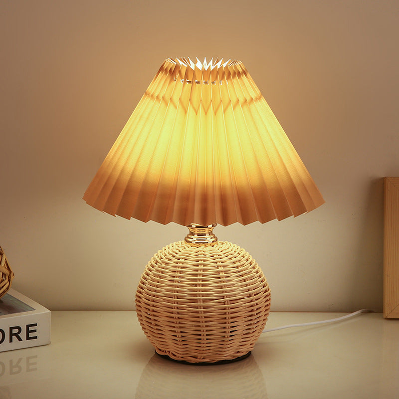 Tafellamp Bohemian met Gevlochten Rotan Voet en Geplooide Kap