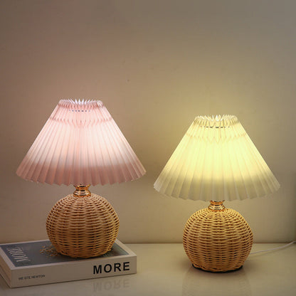 Tafellamp Bohemian met Gevlochten Rotan Voet en Geplooide Kap