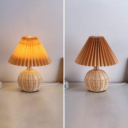 Tafellamp Bohemian met Gevlochten Rotan Voet en Geplooide Kap
