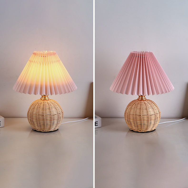 Tafellamp Bohemian met Gevlochten Rotan Voet en Geplooide Kap