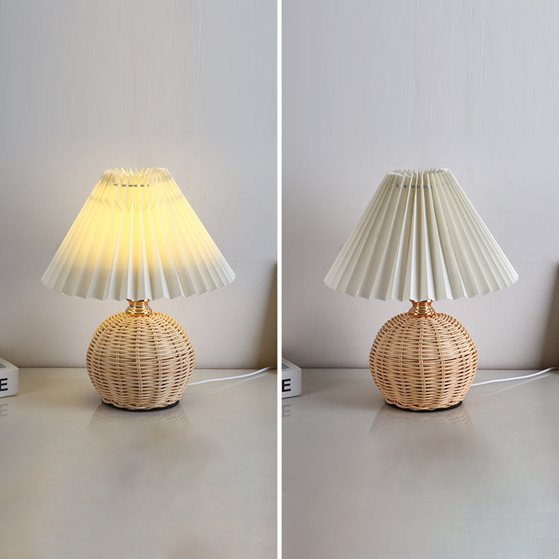 Tafellamp Bohemian met Gevlochten Rotan Voet en Geplooide Kap