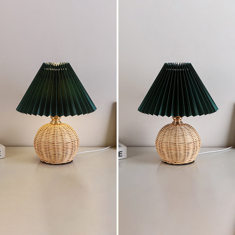Tafellamp Bohemian met Gevlochten Rotan Voet en Geplooide Kap