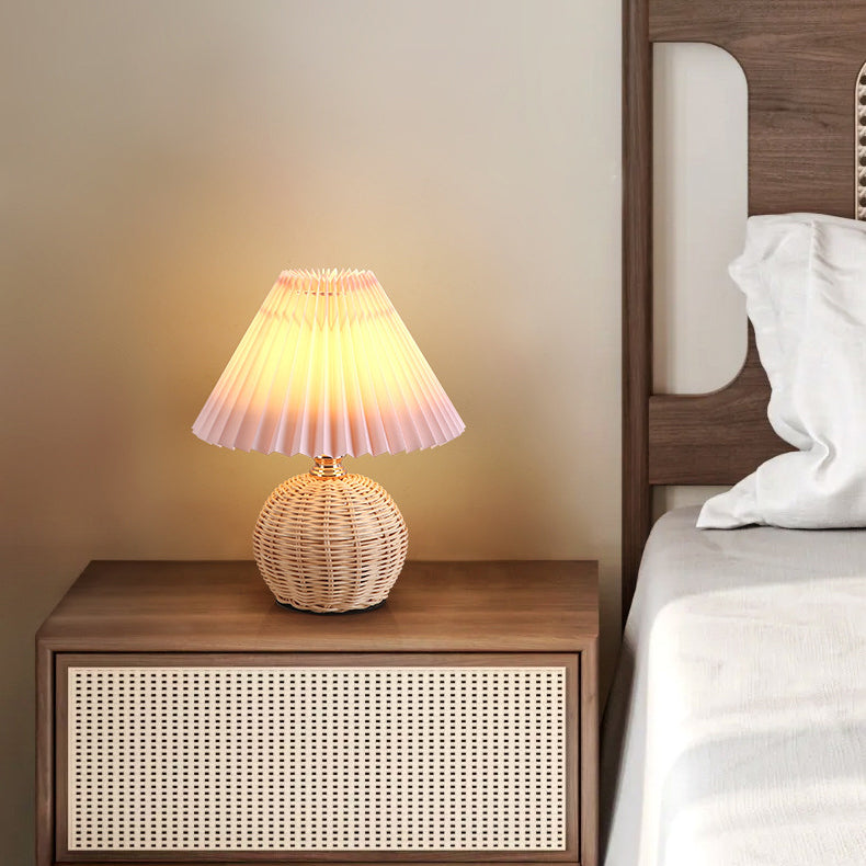Tafellamp Bohemian met Gevlochten Rotan Voet en Geplooide Kap