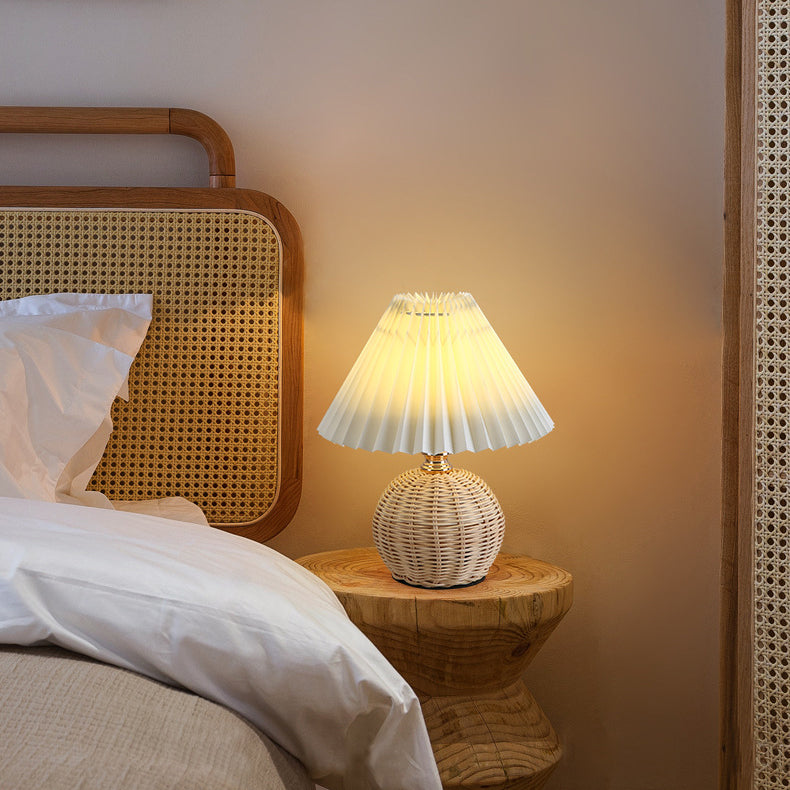 Tafellamp Bohemian met Gevlochten Rotan Voet en Geplooide Kap