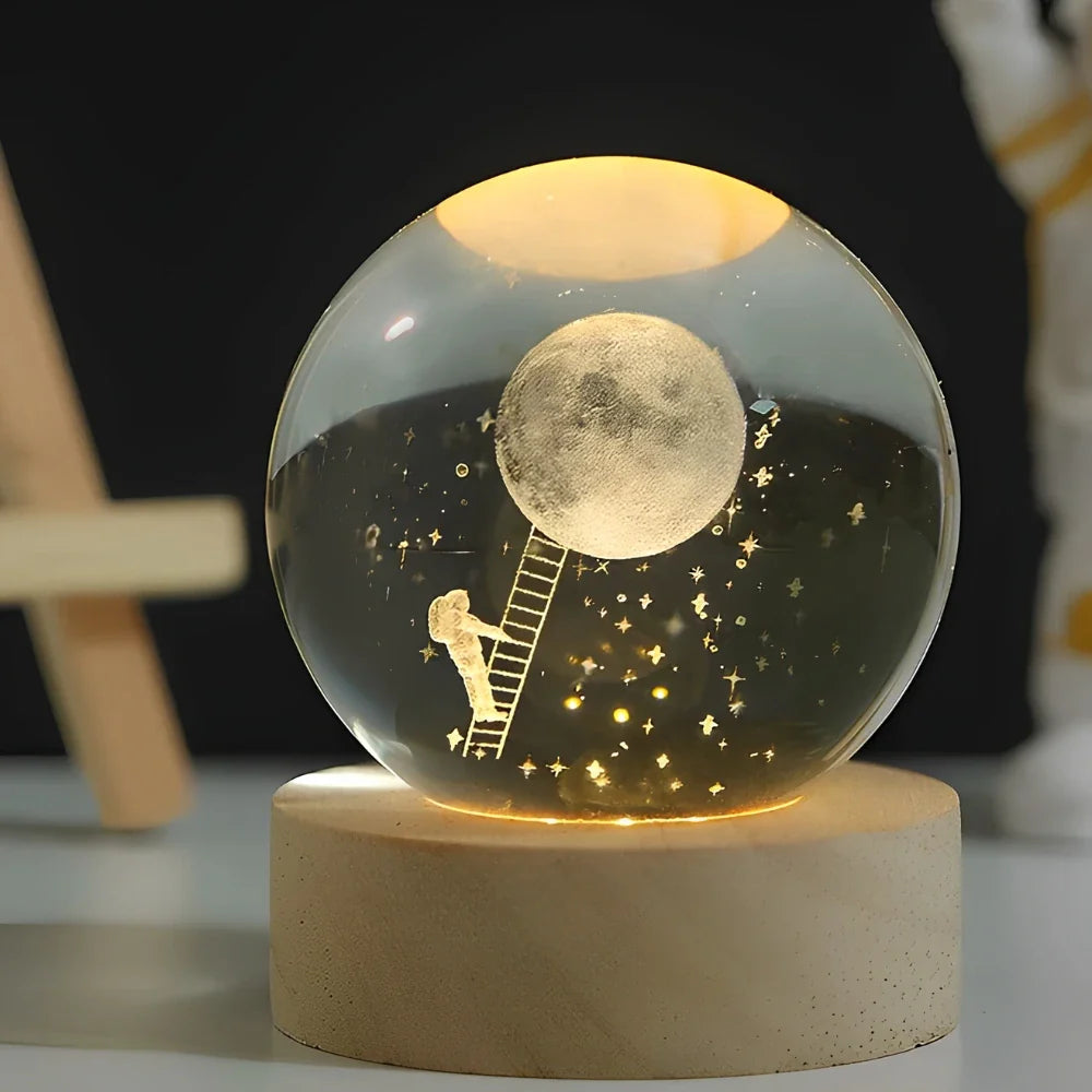 Tafellamp Kristallen Bol met 3D Ruimtemotief en Houten Voet