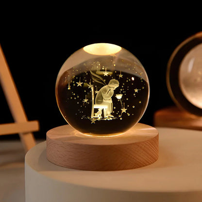 Tafellamp Kristallen Bol met 3D Ruimtemotief en Houten Voet