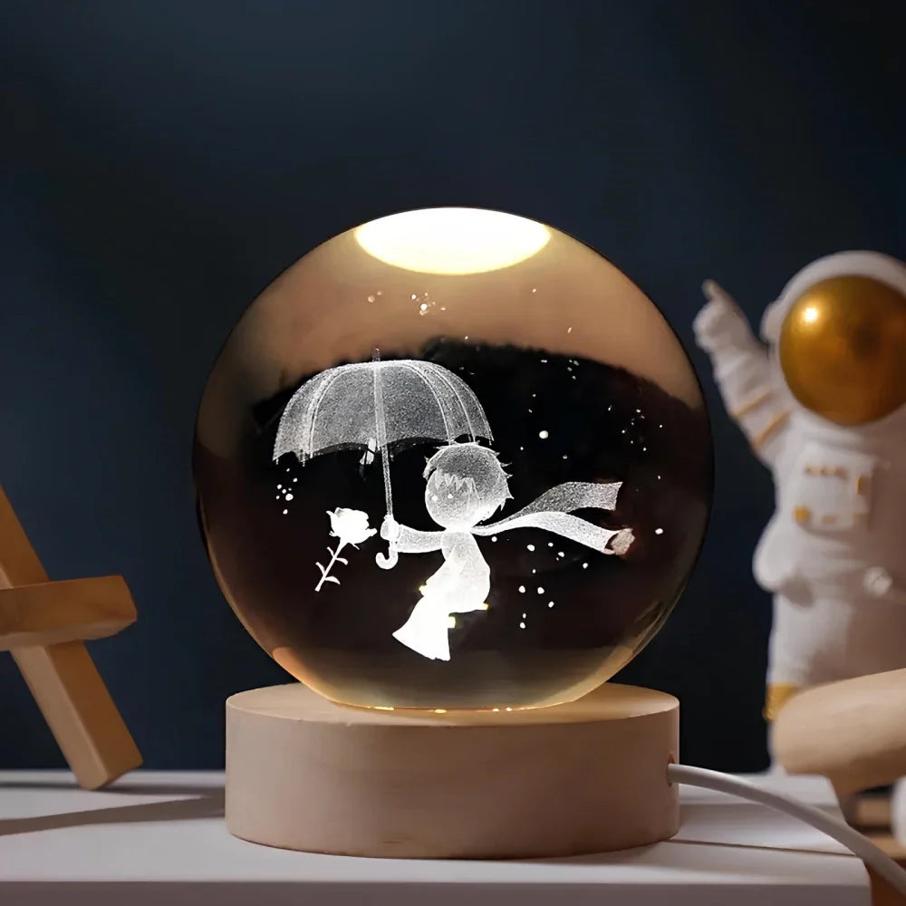 Tafellamp Kristallen Bol met 3D Ruimtemotief en Houten Voet