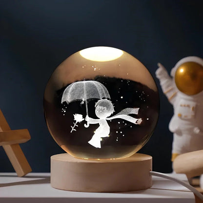Tafellamp Kristallen Bol met 3D Ruimtemotief en Houten Voet
