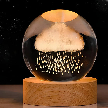 Tafellamp Kristallen Bol met 3D Ruimtemotief en Houten Voet