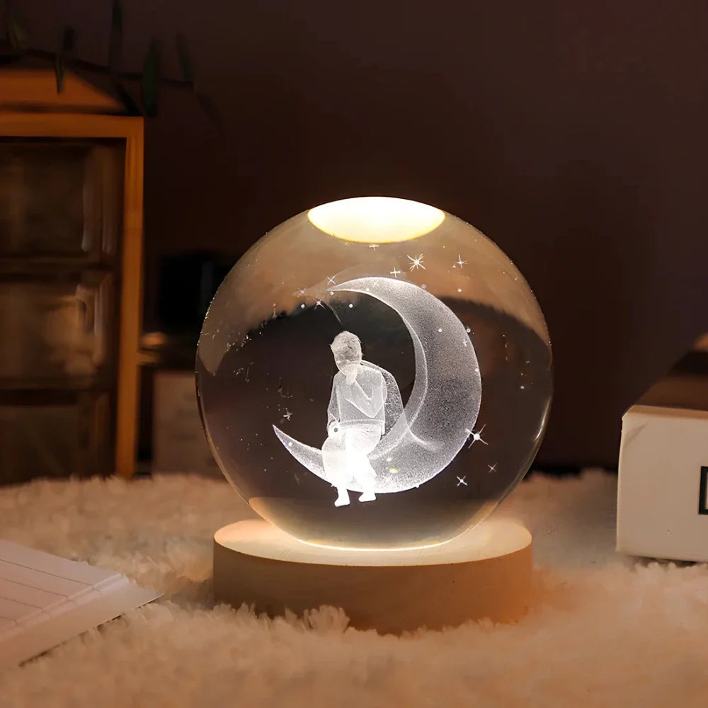 Tafellamp Kristallen Bol met 3D Ruimtemotief en Houten Voet