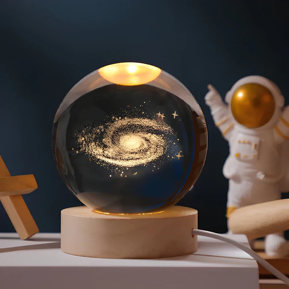 Tafellamp Kristallen Bol met 3D Ruimtemotief en Houten Voet