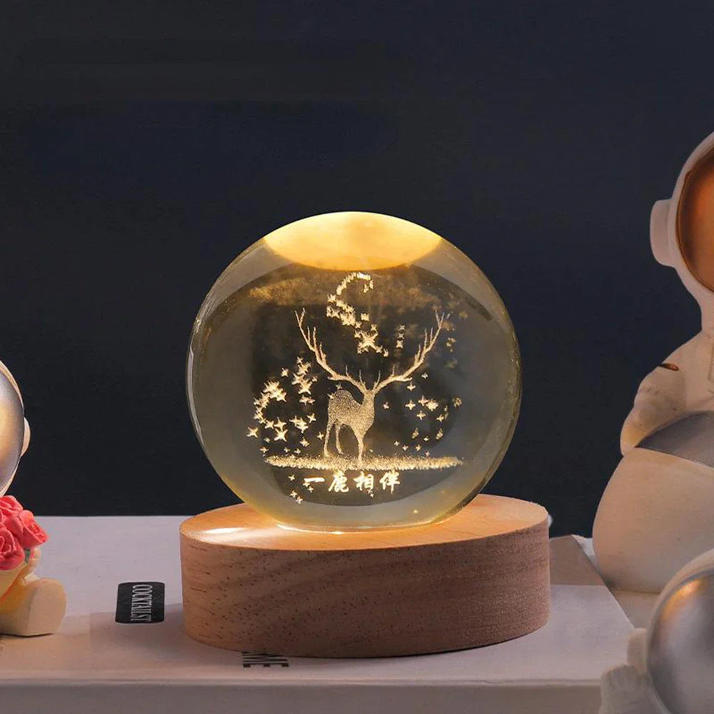 Tafellamp Kristallen Bol met 3D Ruimtemotief en Houten Voet