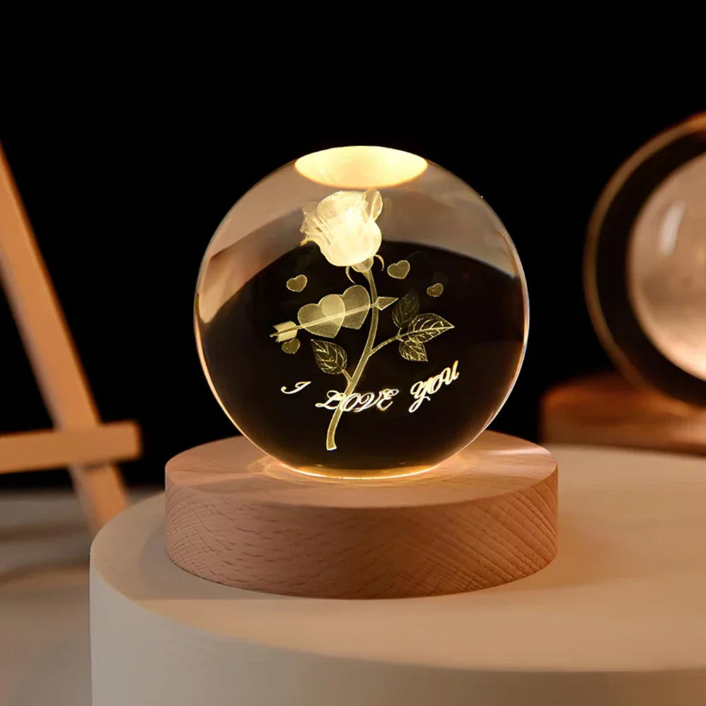 Tafellamp Kristallen Bol met 3D Ruimtemotief en Houten Voet