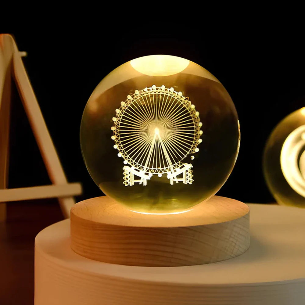 Tafellamp Kristallen Bol met 3D Ruimtemotief en Houten Voet