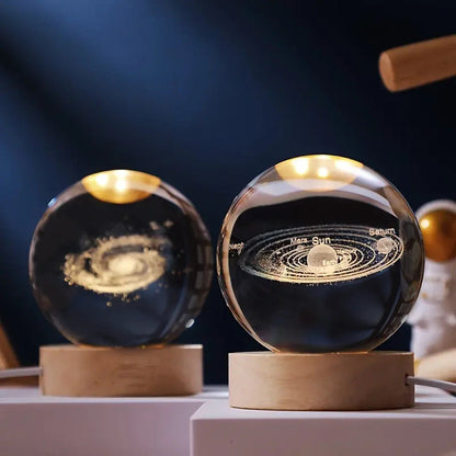 Tafellamp Kristallen Bol met 3D Ruimtemotief en Houten Voet