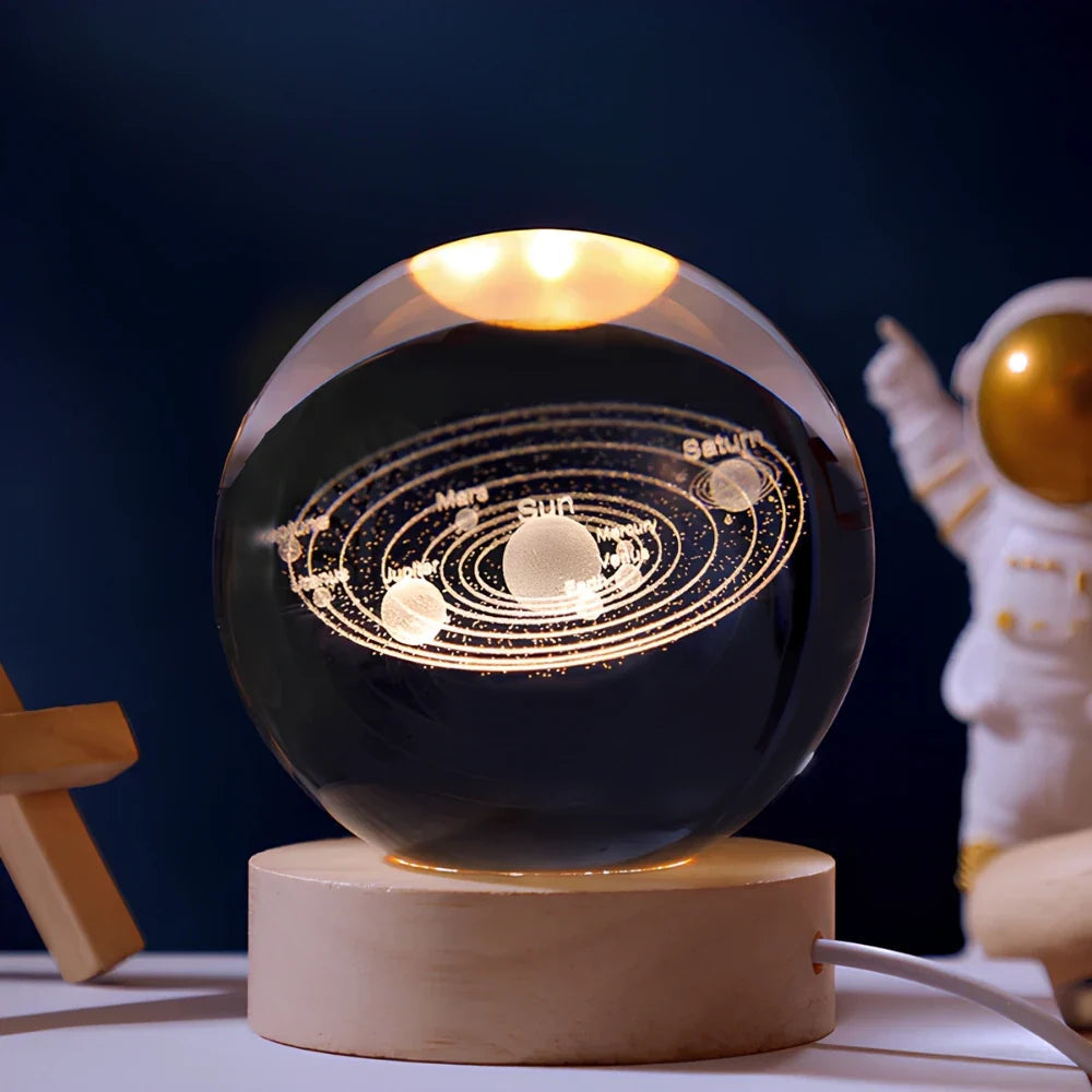 Tafellamp Kristallen Bol met 3D Ruimtemotief en Houten Voet