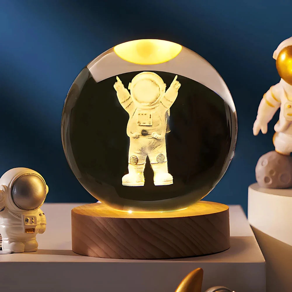 Tafellamp Kristallen Bol met 3D Ruimtemotief en Houten Voet