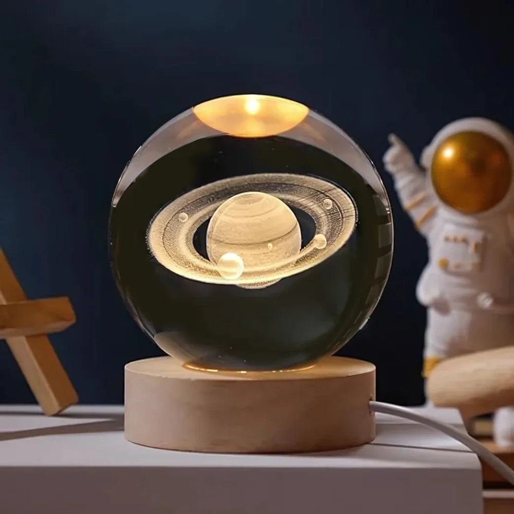 Tafellamp Kristallen Bol met 3D Ruimtemotief en Houten Voet