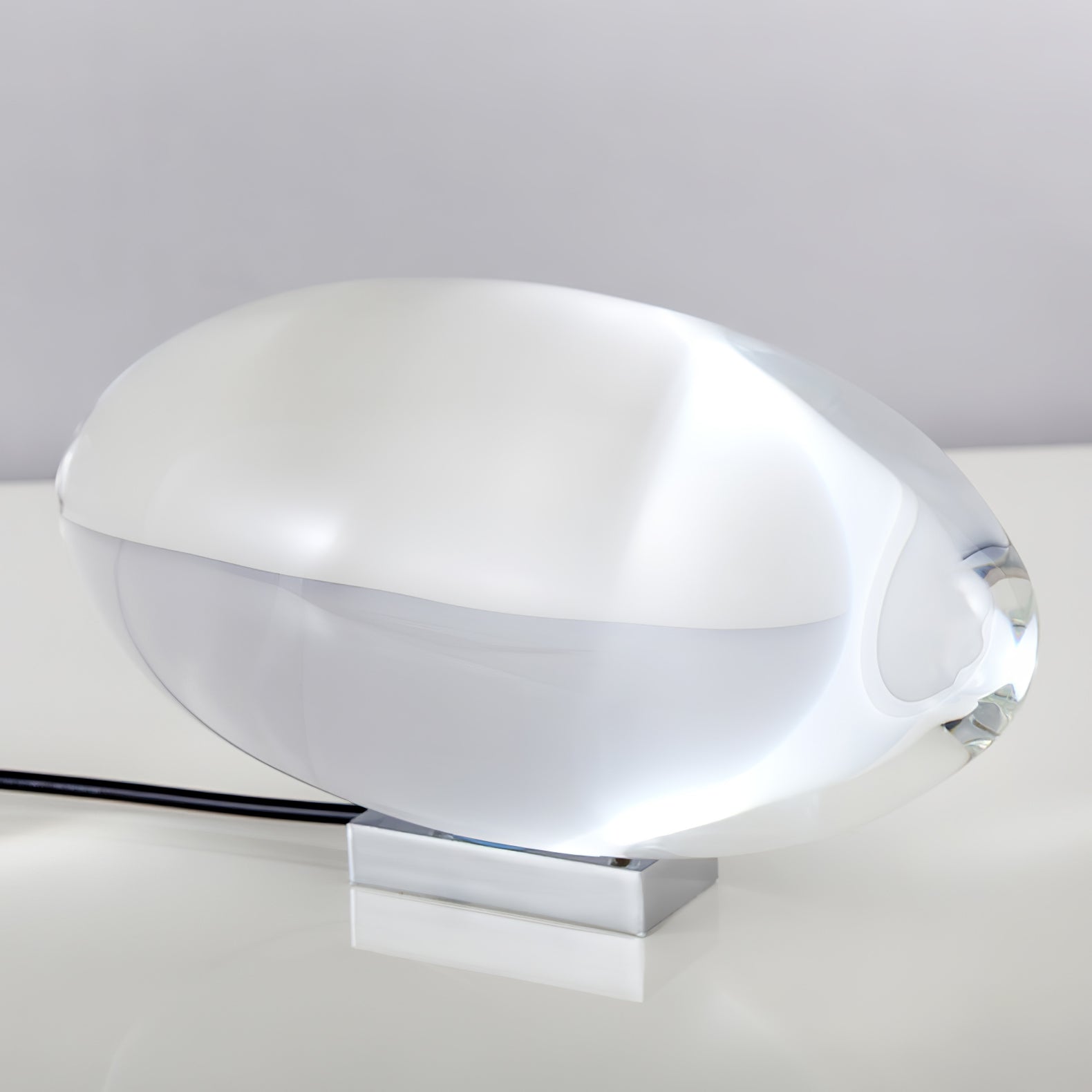 Tafellamp Minimalistisch met Ovale Kristallen Kap en Geïntegreerde LED