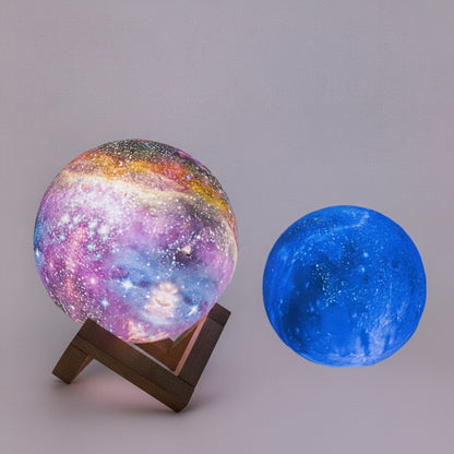 Tafellamp Planeet met Galaxyprint en Houten Standaard
