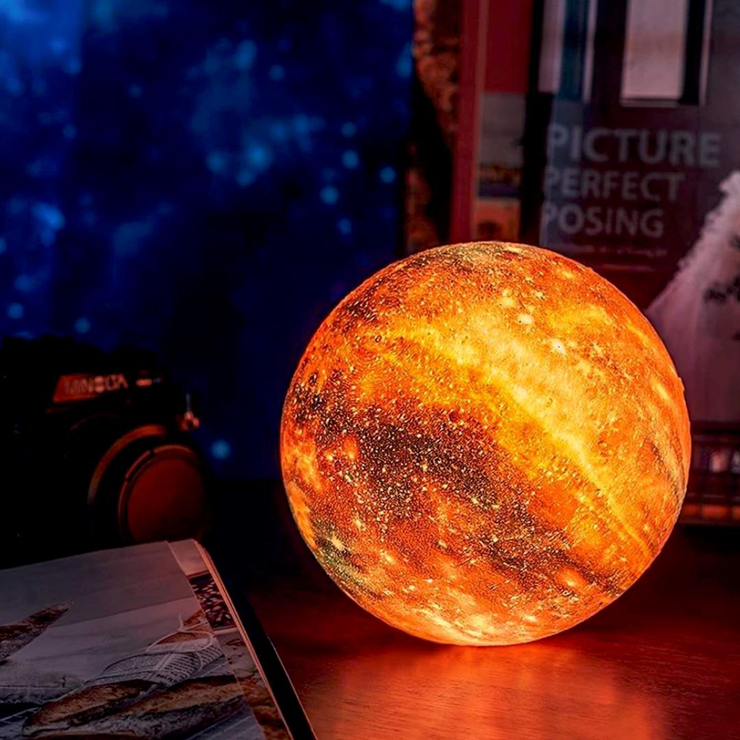 Tafellamp Planeet met Galaxyprint en Houten Standaard