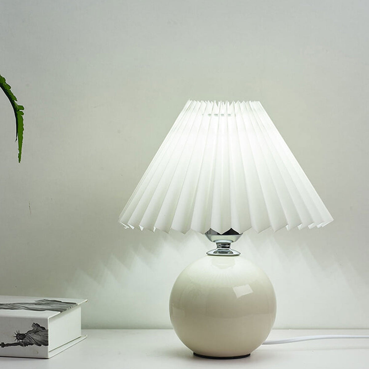 Tafellamp Retro met Geplooide Kap en Keramische Bolvoet