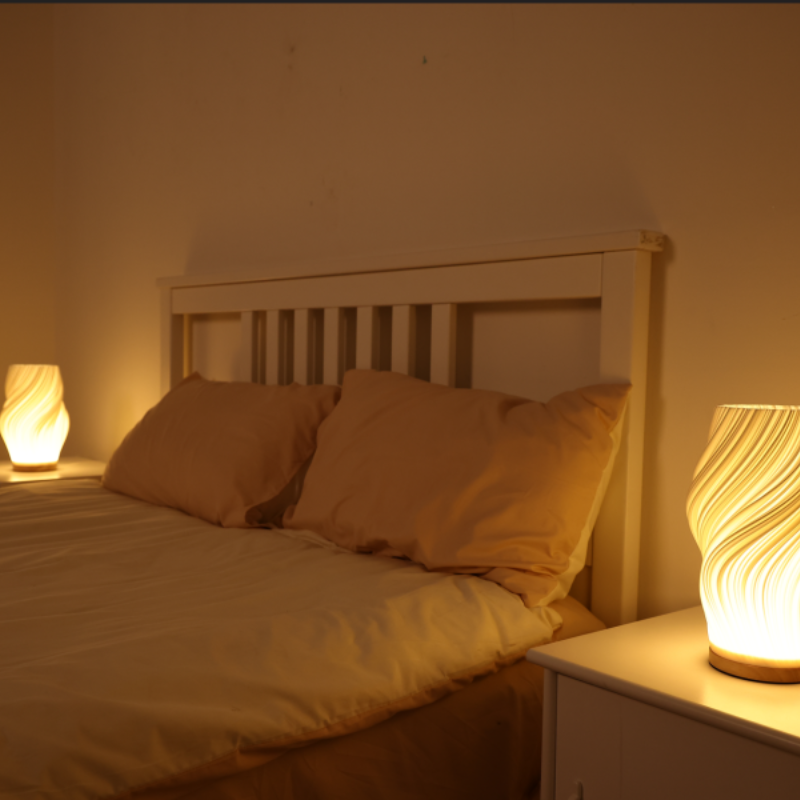 Tafellamp Scandinavisch met Golvende Kap en Houten Voet