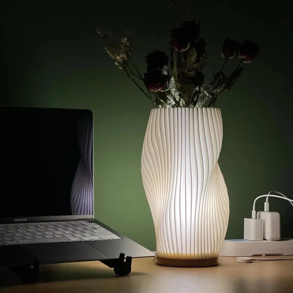 Tafellamp Scandinavisch met Golvende Kap en Houten Voet
