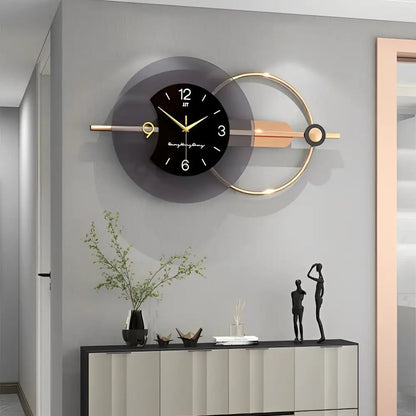 Wandklok Modern Design met Gouden Ring en Decoratieve Pijl