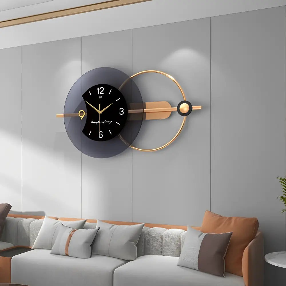 Wandklok Modern Design met Gouden Ring en Decoratieve Pijl