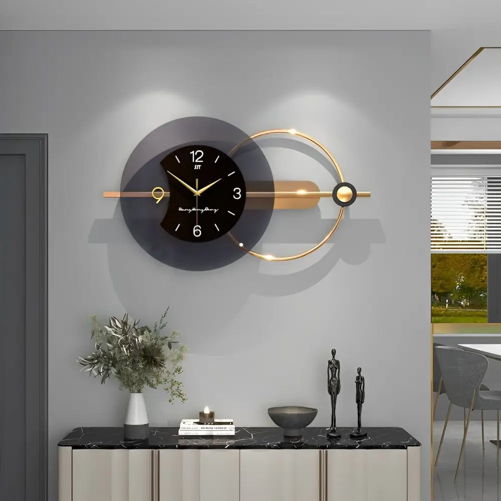Wandklok Modern Design met Gouden Ring en Decoratieve Pijl