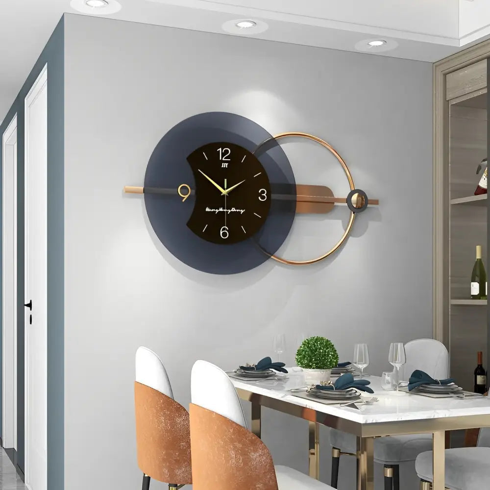 Wandklok Modern Design met Gouden Ring en Decoratieve Pijl