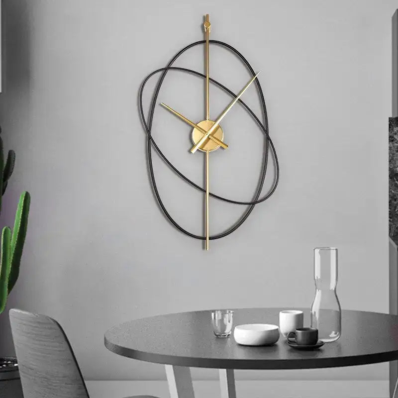 Wandklok Modern Minimalistisch met Gouden Wijzers en Ovale Metalen Ringen