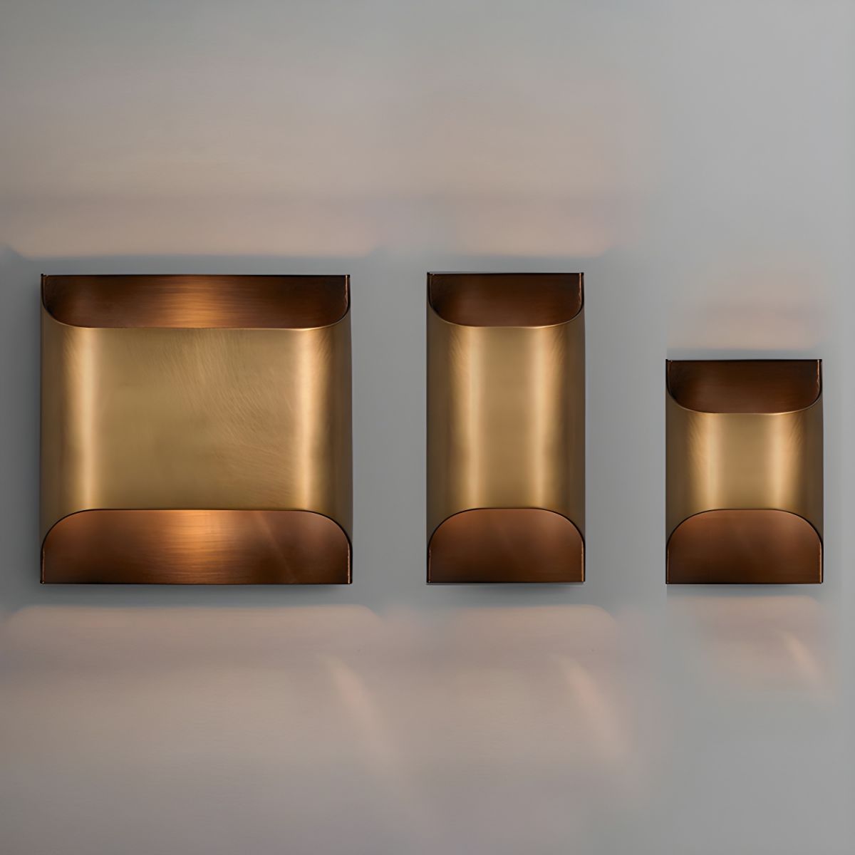 Wandlamp Art Deco met Gebogen Metalen Kap en Omhoog-Omlaag Lichteffect