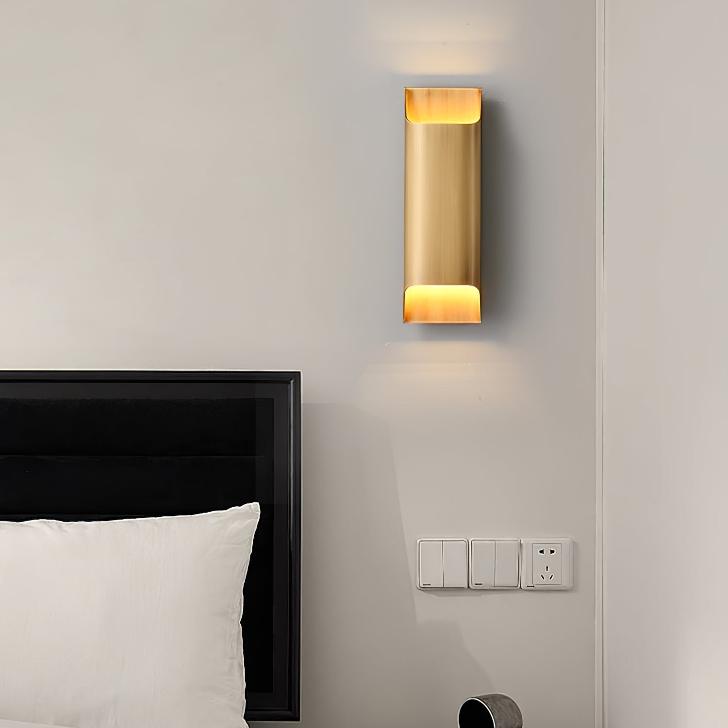 Wandlamp Art Deco met Gebogen Metalen Kap en Omhoog-Omlaag Lichteffect