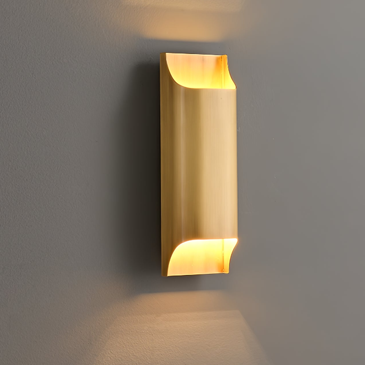 Wandlamp Art Deco met Gebogen Metalen Kap en Omhoog-Omlaag Lichteffect