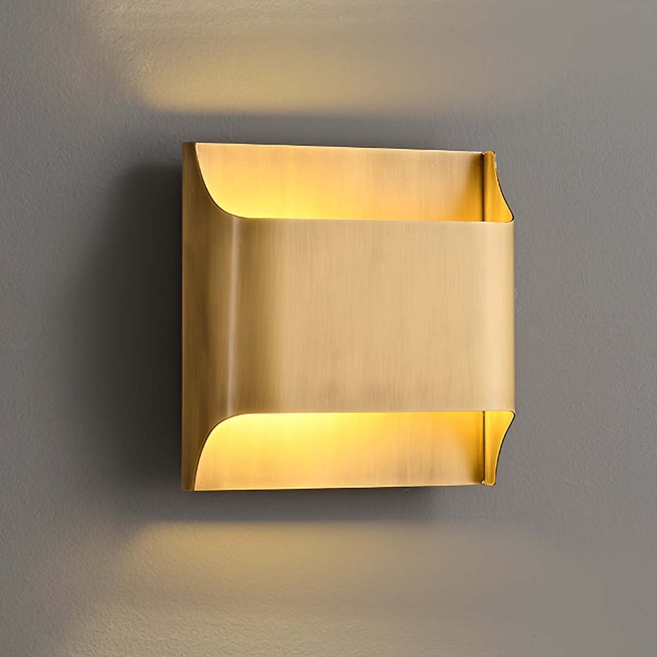 Wandlamp Art Deco met Gebogen Metalen Kap en Omhoog-Omlaag Lichteffect