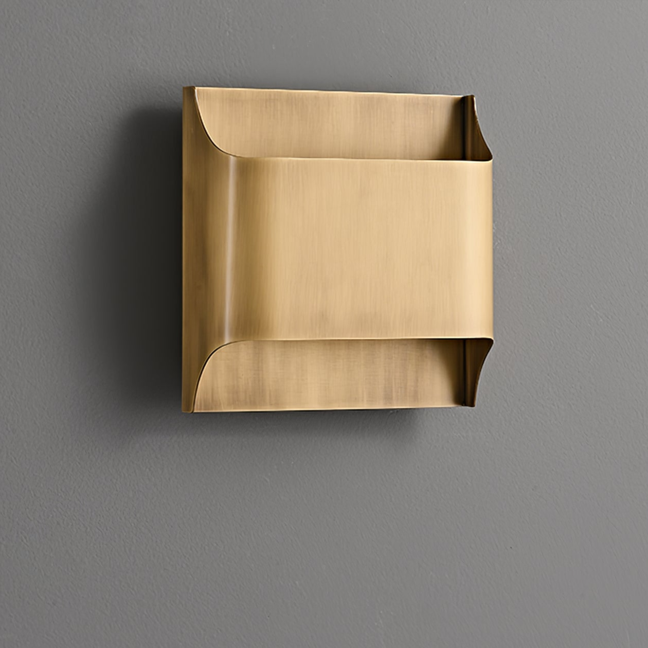 Wandlamp Art Deco met Gebogen Metalen Kap en Omhoog-Omlaag Lichteffect