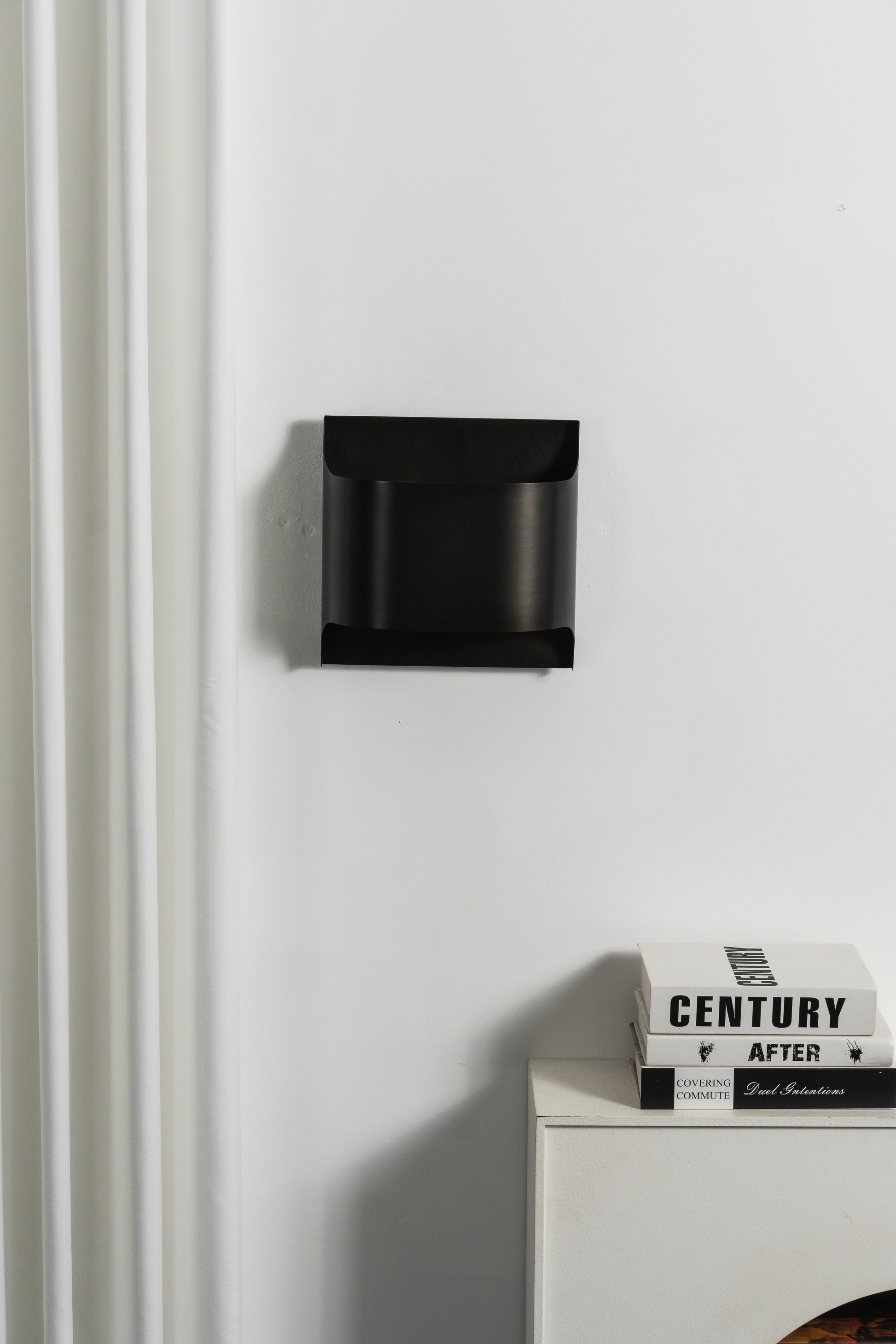 Wandlamp Art Deco met Gebogen Metalen Kap en Omhoog-Omlaag Lichteffect