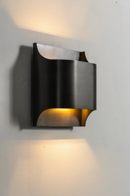 Wandlamp Art Deco met Gebogen Metalen Kap en Omhoog-Omlaag Lichteffect