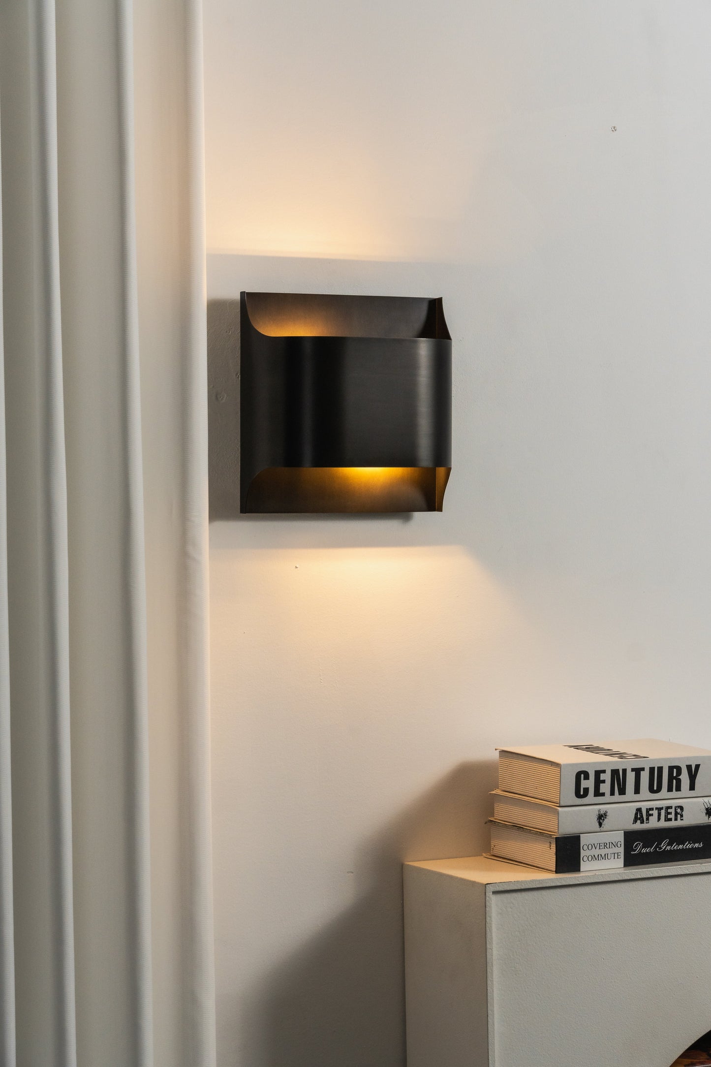 Wandlamp Art Deco met Gebogen Metalen Kap en Omhoog-Omlaag Lichteffect