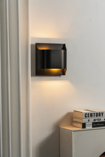 Wandlamp Art Deco met Gebogen Metalen Kap en Omhoog-Omlaag Lichteffect