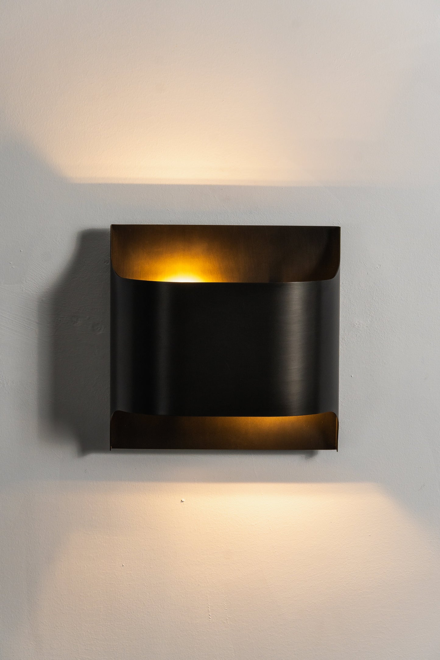 Wandlamp Art Deco met Gebogen Metalen Kap en Omhoog-Omlaag Lichteffect