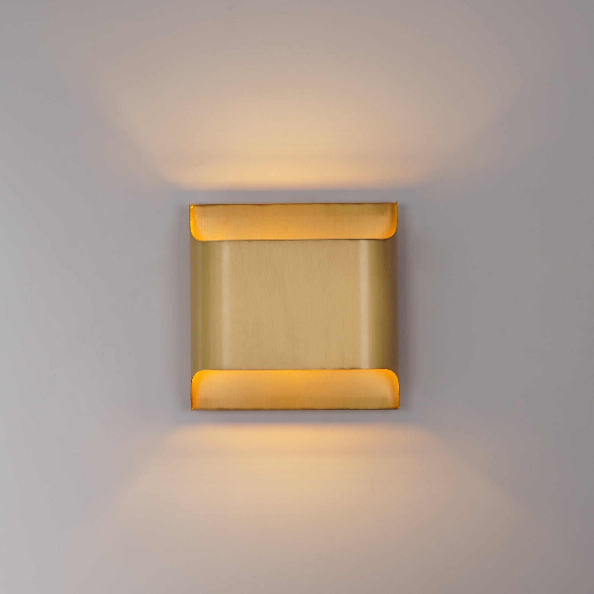 Wandlamp Art Deco met Gebogen Metalen Kap en Omhoog-Omlaag Lichteffect