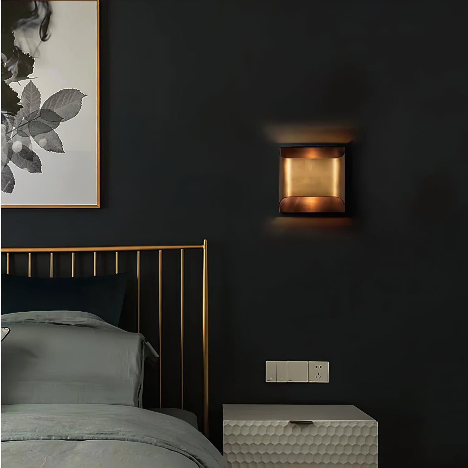 Wandlamp Art Deco met Gebogen Metalen Kap en Omhoog-Omlaag Lichteffect