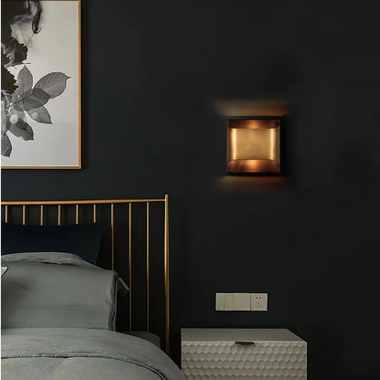 Wandlamp Art Deco met Gebogen Metalen Kap en Omhoog-Omlaag Lichteffect