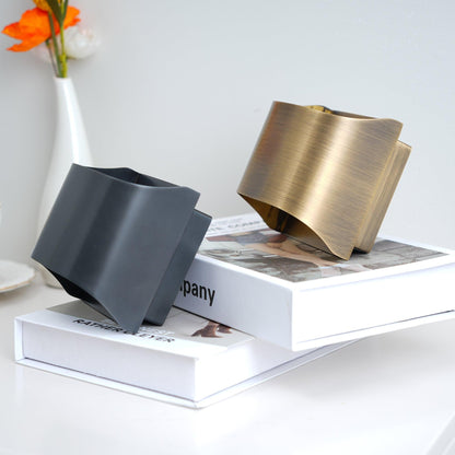 Wandlamp Art Deco met Gebogen Metalen Kap en Omhoog-Omlaag Lichteffect