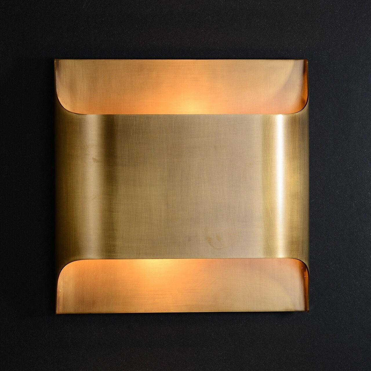 Wandlamp Art Deco met Gebogen Metalen Kap en Omhoog-Omlaag Lichteffect