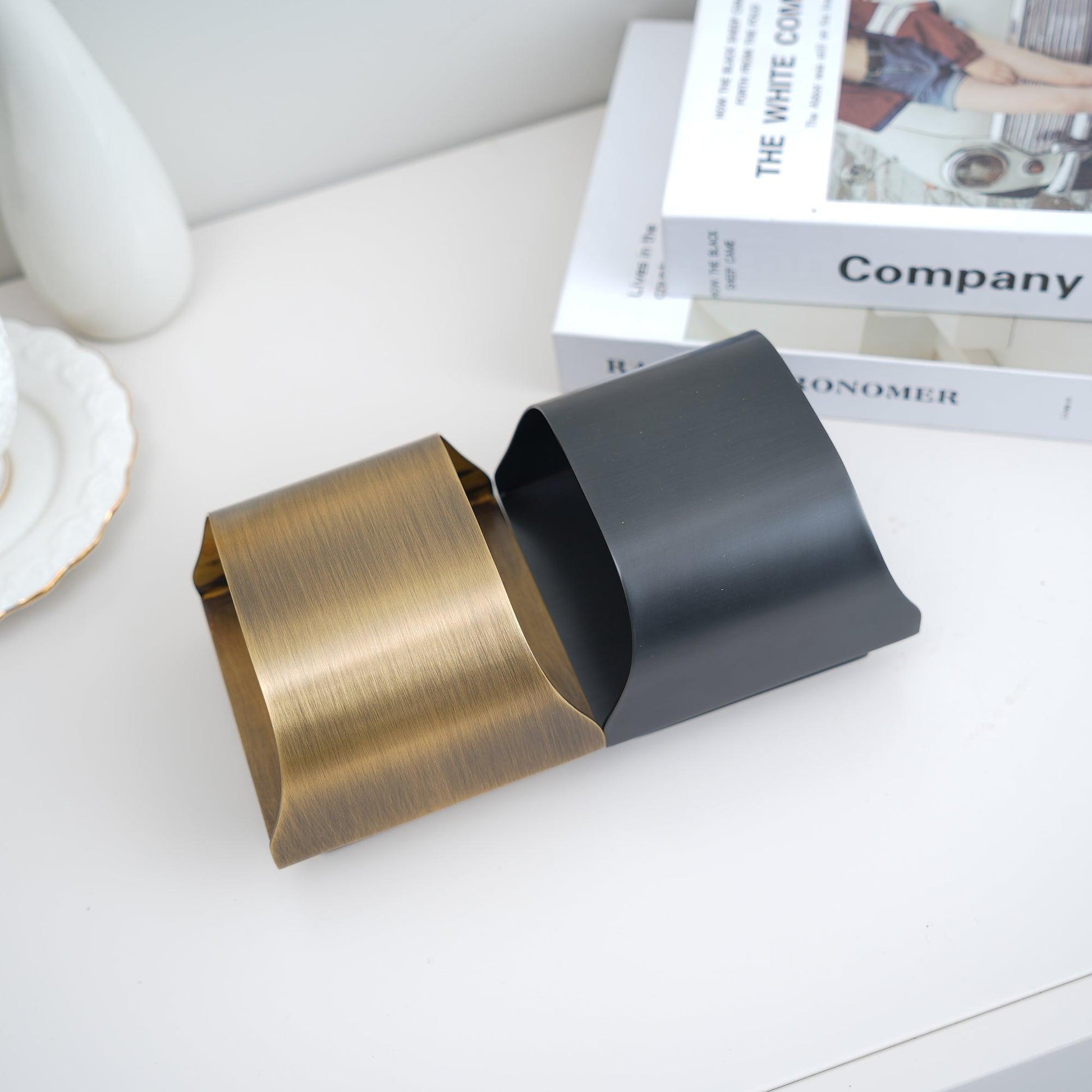 Wandlamp Art Deco met Gebogen Metalen Kap en Omhoog-Omlaag Lichteffect
