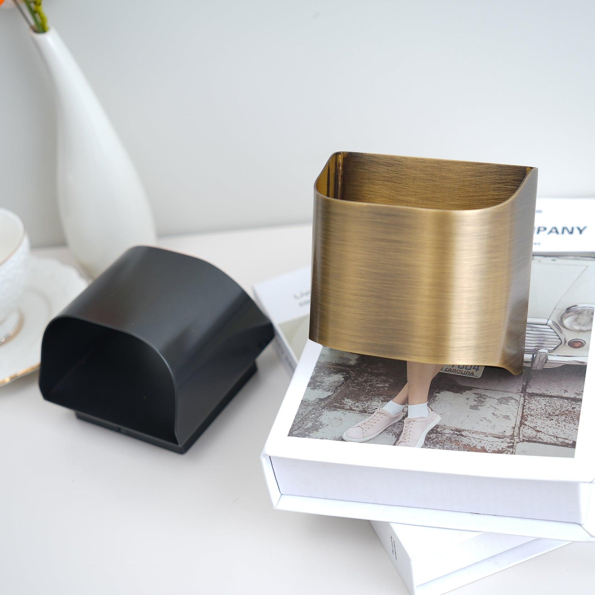 Wandlamp Art Deco met Gebogen Metalen Kap en Omhoog-Omlaag Lichteffect